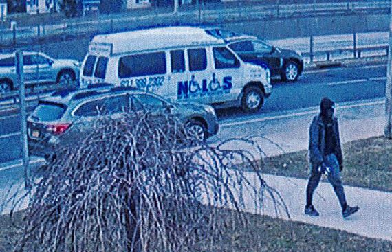 Buscan a sujeto que intentó robar un banco en West Babylon