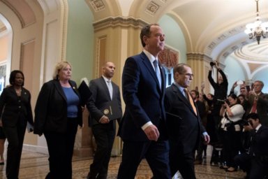 Los "fiscales" del juicio político a Trump leen los cargos ante el Senado