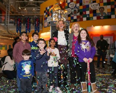 Ejecutiva Curran celebra el Año Nuevo con niños de Nassau