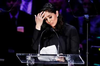 Miles de personas despiden a Kobe Bryant y a su hija Gianna en emotivo tributo