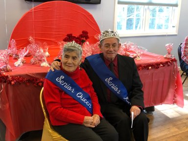 Adelante de Suffolk celebra fiesta de San Valentín para adultos mayores
