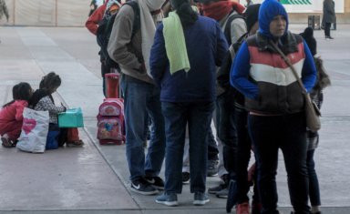 Entra en efecto la norma de ‘carga pública’ que afectará a familias inmigrantes en EEUU