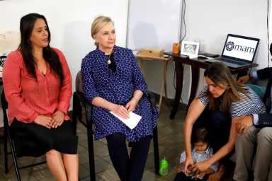 Hillary Clinton critica a Trump por su falta de apoyo para reconstruir Puerto Rico