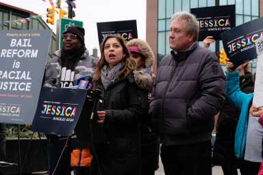 BREVES de Nueva York: González-Rojas y Dromm defienden reforma a la fianza de Nueva York