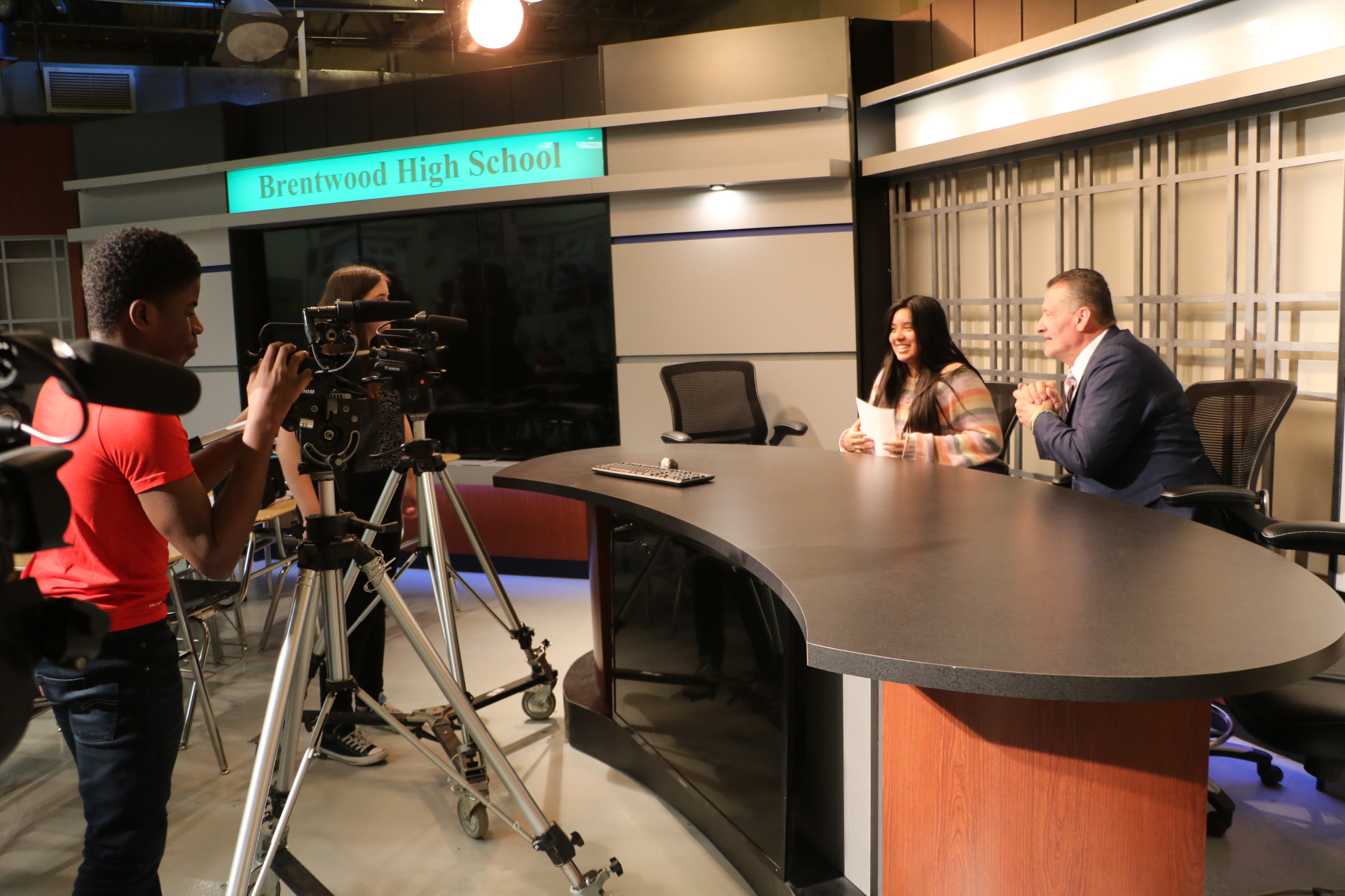 Legislador Gonzalez concede entrevista a estudiantes del club de comunicación de Brentwood High School