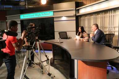 Legislador Gonzalez concede entrevista a estudiantes del club de comunicación de Brentwood High School