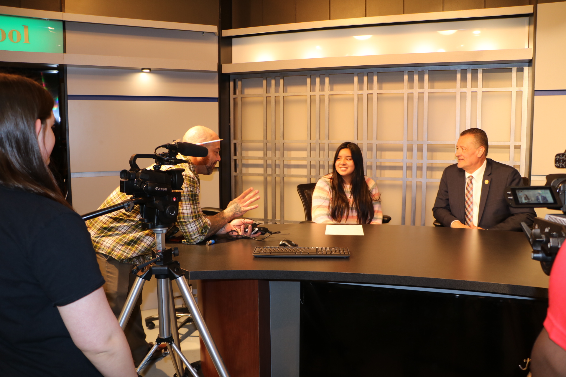 Legislador Gonzalez concede entrevista a estudiantes del club de comunicación de Brentwood High School
