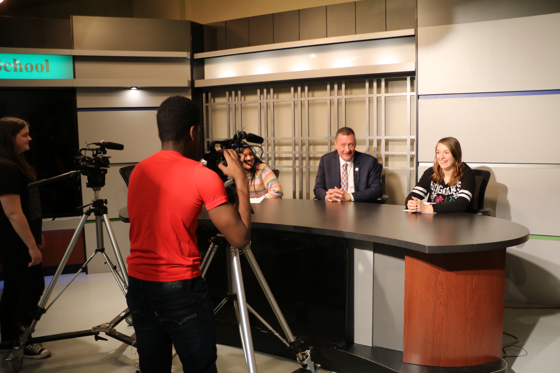 Legislador Gonzalez concede entrevista a estudiantes del club de comunicación de Brentwood High School