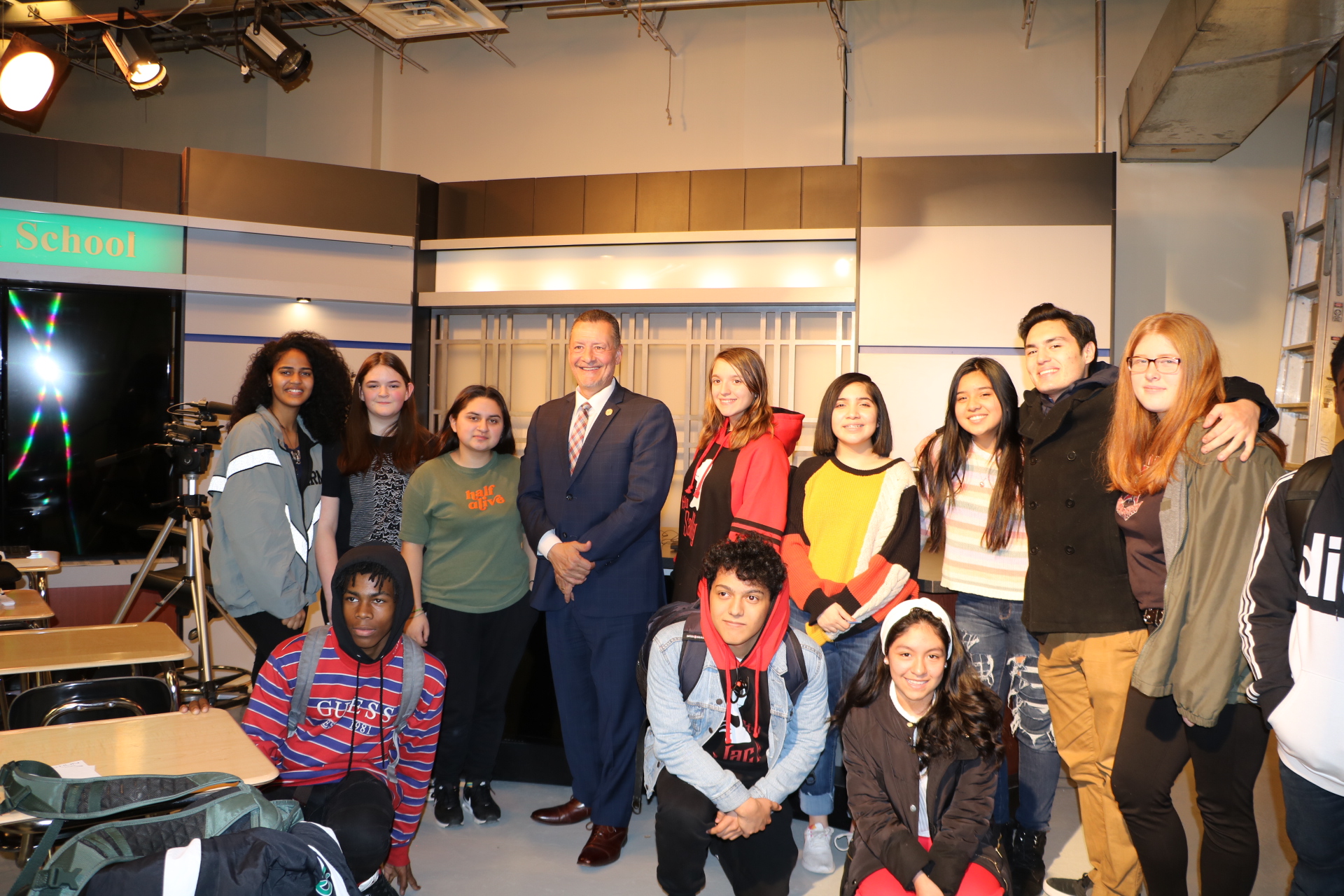 Legislador Gonzalez concede entrevista a estudiantes del club de comunicación de Brentwood High School