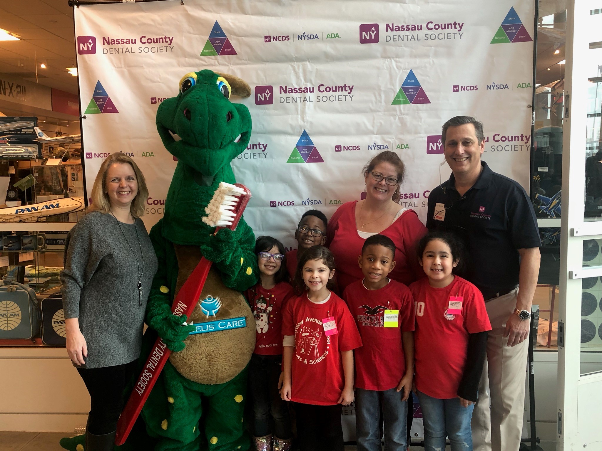 Legisladora Debra Mulé promueve hábitos saludables de cuidado dental