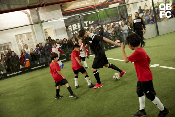 David Villa y Queensboro FC acogen partido con niños y Fan Day