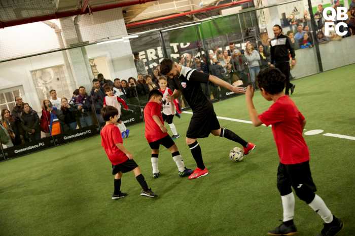 David Villa y Queensboro FC acogen partido con niños y Fan Day