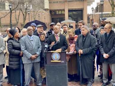 Funcionarios expresan solidaridad con NYPD después de los ataques del fin de semana