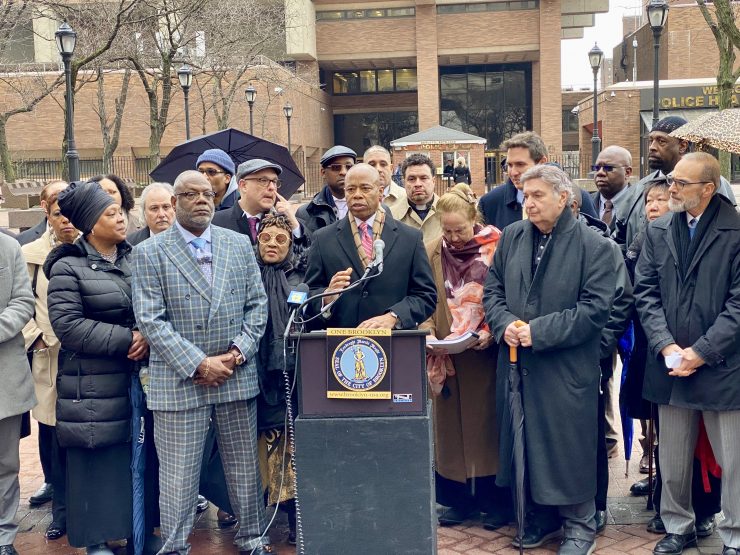 Funcionarios expresan solidaridad con NYPD después de los ataques del fin de semana