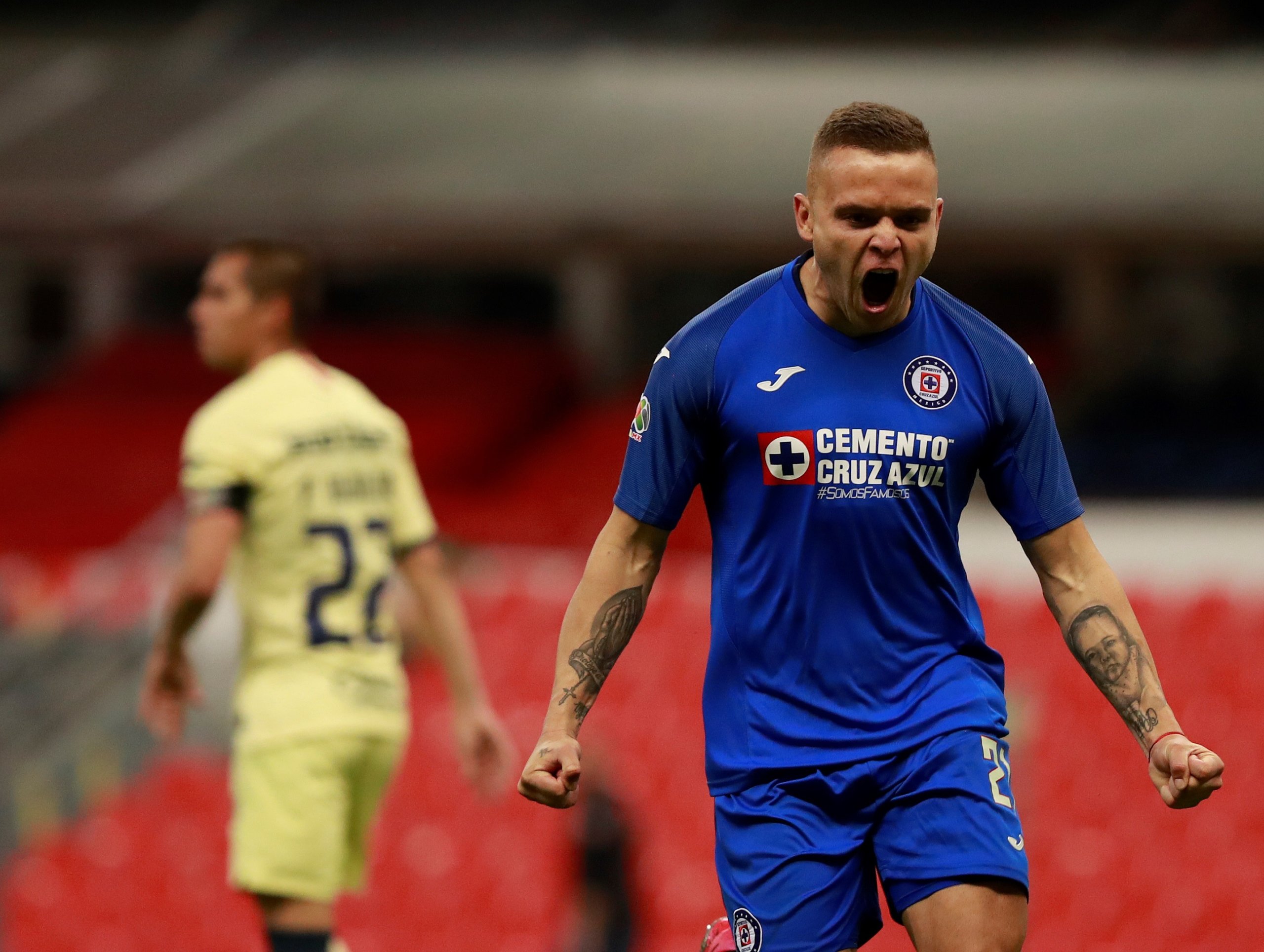 Líder Cruz Azul vence al América y se posterga el fútbol de México