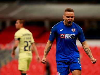 Líder Cruz Azul vence al América y se posterga el fútbol de México