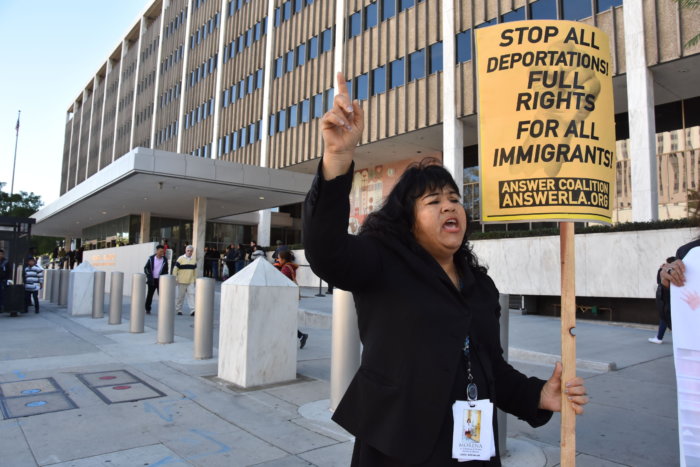 Cierre de oficinas de Inmigración por COVID-19 pone en peligro la renovación de DACA