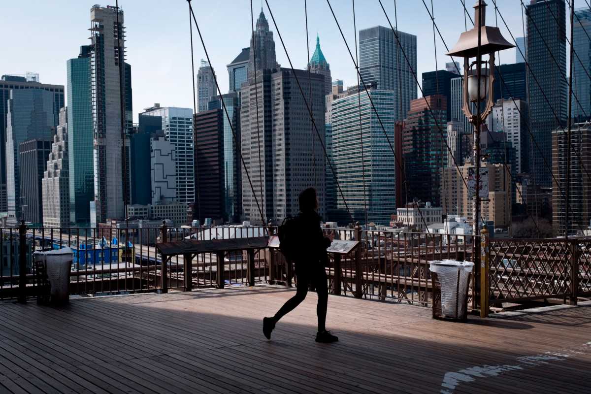 Después de que casos de coronavirus brincan a más de 4 mil, Nueva York ordena que el 75% de trabajadores se quede en casa
