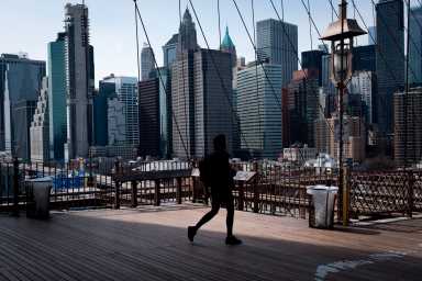 Después de que casos de coronavirus brincan a más de 4 mil, Nueva York ordena que el 75% de trabajadores se quede en casa
