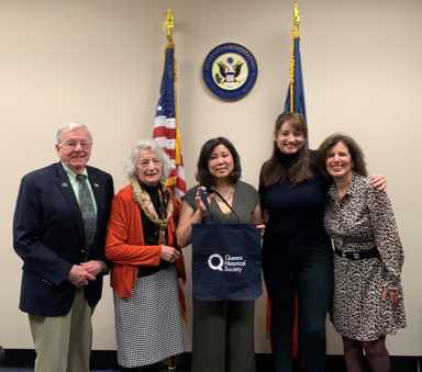 Creadora de historia se reúne con conservadores de historia