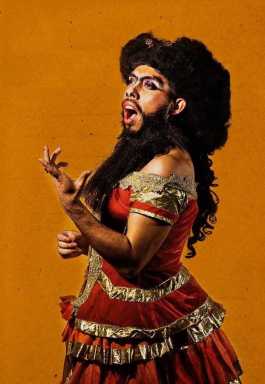 CALLBACK 2020 de Teatro Círculo presenta dos mujeres: una fantasma y una barbuda