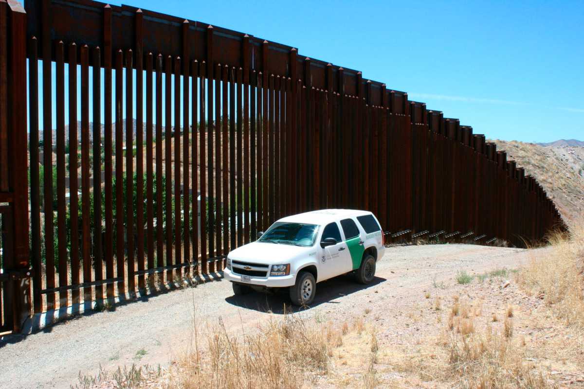 Muere indocumentada embarazada al intentar saltar muro fronterizo