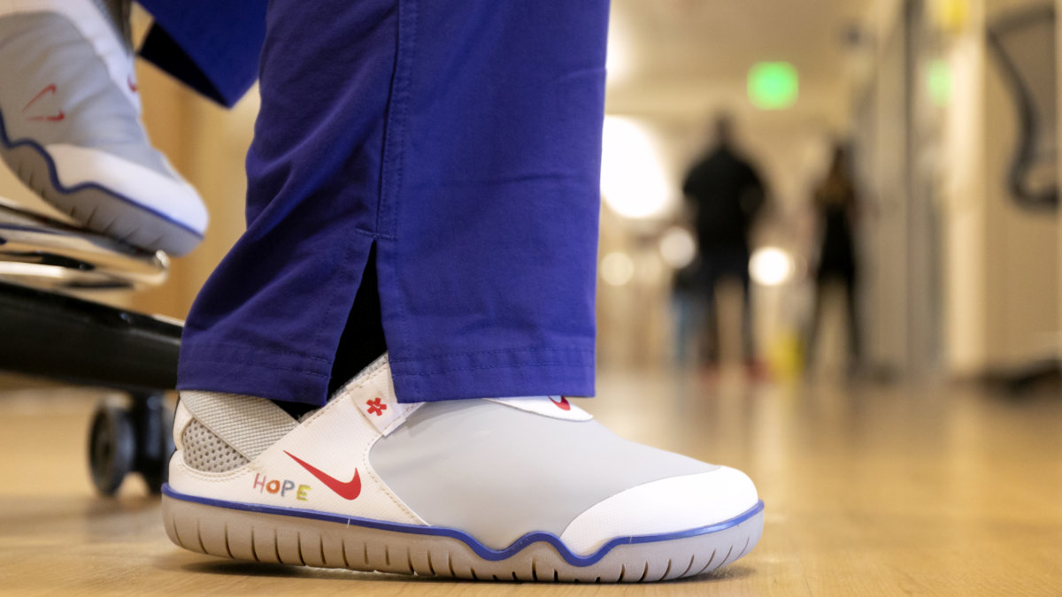 Nike dona calzado, indumentaria y equipo a trabajadores de salud de 1ra. línea