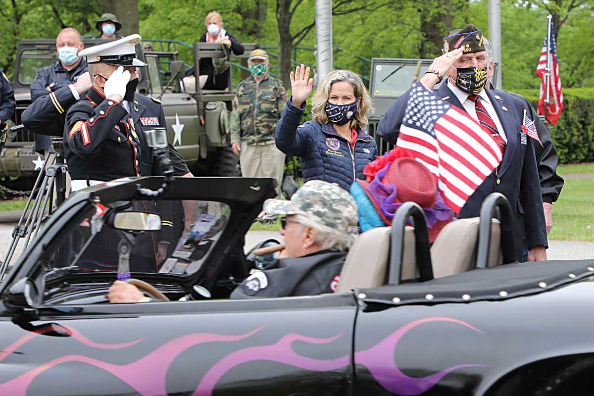 Ejecutiva de Nassau celebra desfile de autos de Memorial Day en honor a los héroes militares caídos