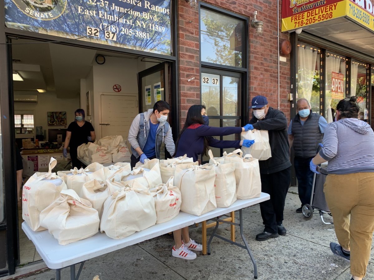 Senadora hispana reparte casi dos mil comidas calientes a familias necesitadas en Queens