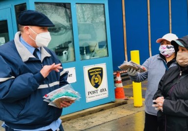 Inmigrantes donan máscaras hechas a mano a policías y conductores de MTA