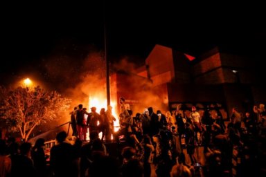 Incendian estación policial de Minneapolis en protesta por muerte de afroamericano George Floyd