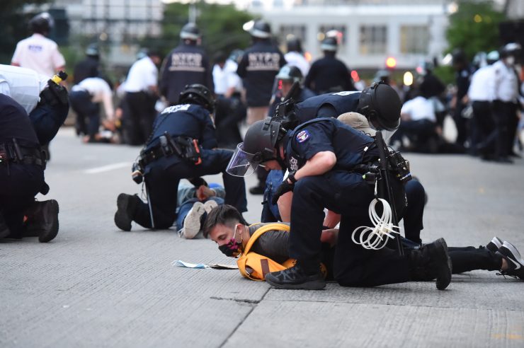 Después de protestas por la muerte de George Floyd, una nueva legislación podría hacer ilegal la llave de estrangulamiento usada por la NYPD