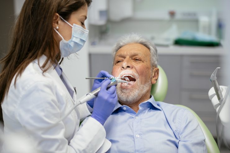 Dentistas en Nueva York reanudan servicio gracias a disminución en casos de COVID-19