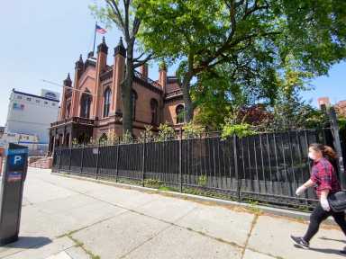 Dolor, resistencia y esperanza en la época de COVID Exposición de arte de la comunidad en la cerca de Flushing Town Hall