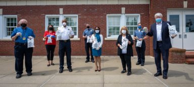 Mascarillas y desinfectantes hechos por presos se donan a la comunidad de Central Islip