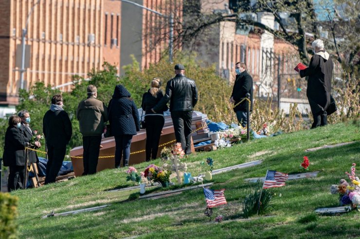 Inmigrantes indocumentados enfrentan dificultades para acceder a servicios funerarios durante pandemia