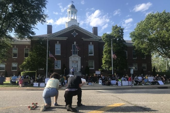 Rumores en Internet de violencia en protesta en Long Island son falsos, dice la policía