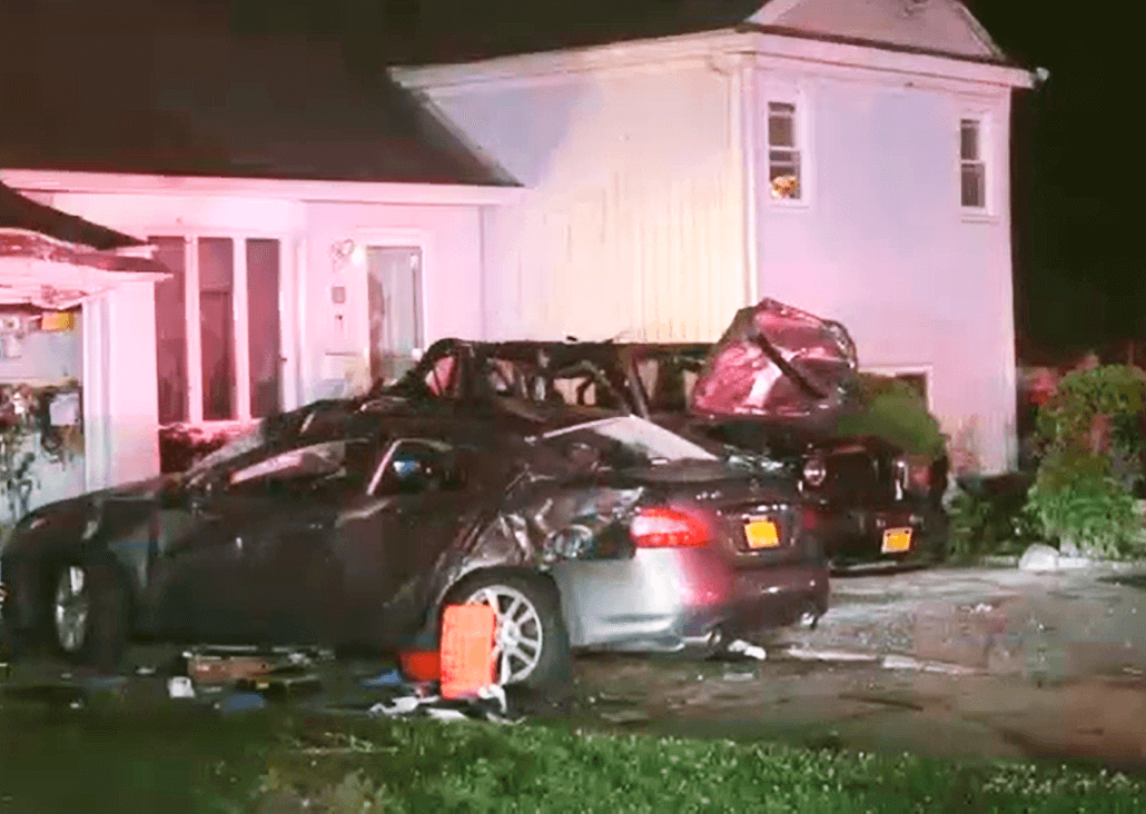 Cuatro adolescentes hispanos heridos tras choque de su auto contra casa en Bay Shore