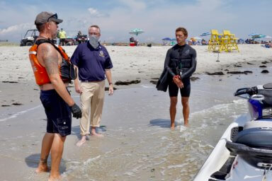 “Shark Patrol” vigila playas de Hempstead para proteger a bañistas de tiburones