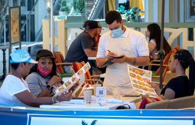 Uno de cada tres americanos es población de riesgo por COVID-19