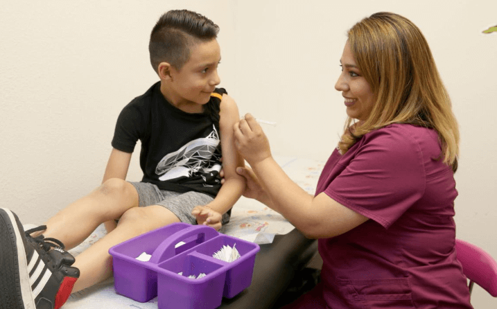 Exhortan a los padres a asegurarse de que sus hijos estén al día con las vacunas