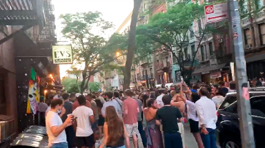 Amenazan cerrar bares de NY tras fin de semana abarrotado y sin protegerse del Coronavirus