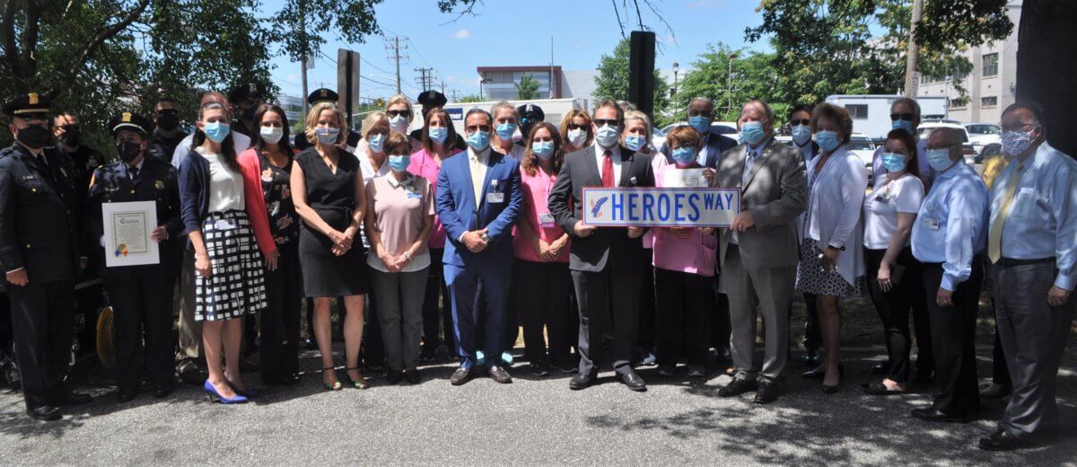 Calle de Plainview renombrada a 'Heroes Way' para honrar a los socorristas de la pandemia