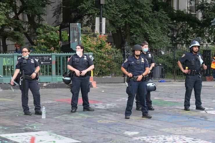 Policías desocupan campamento #OccupyCityHall con siete arrestados por resistirse