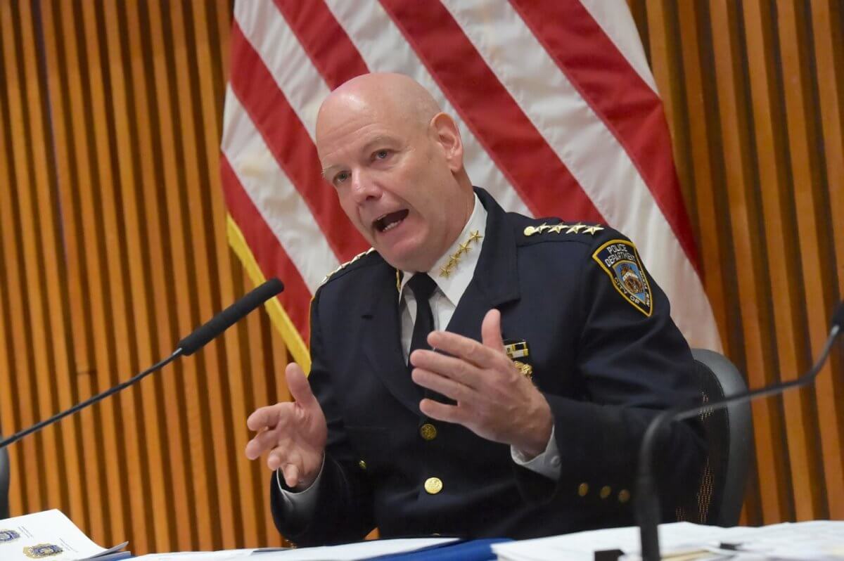 Alcalde y policía de Nueva York no están de acuerdo sobre la causa del aumento en tiroteos en la ciudad