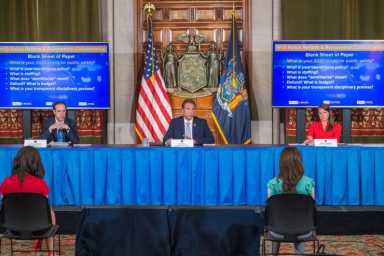 Cuomo listo para “suspender” clases presenciales si tasa de infección por COVID-19 aumenta