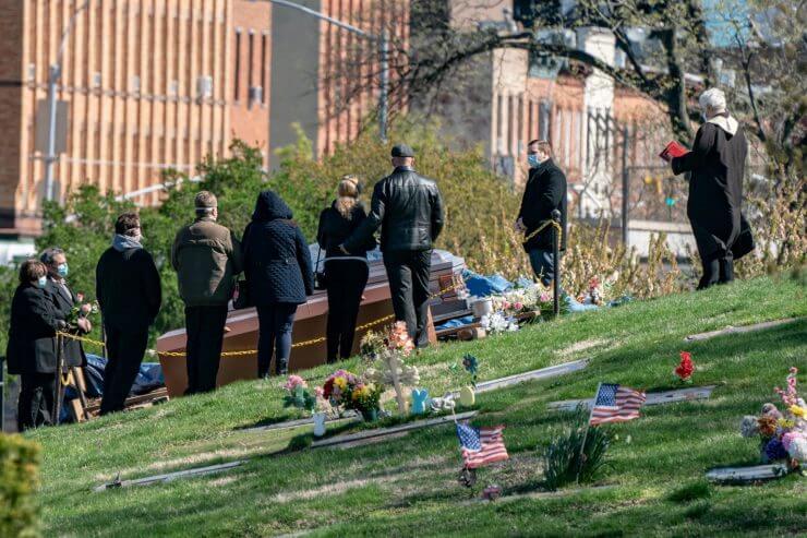 Decir adiós durante COVID-19: ¿están tomando las funerarias ventaja de la crisis de salud?