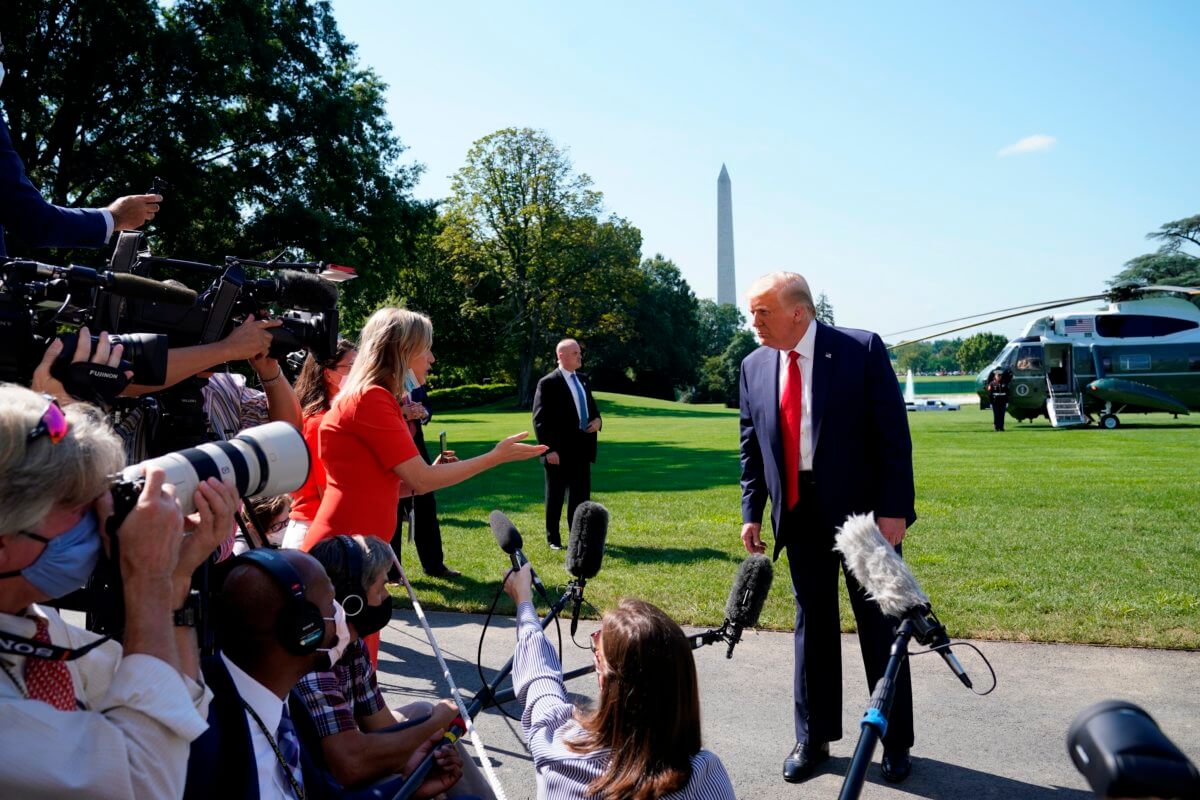 Mayoría de latinos desaprueba a Trump respecto a gestión de la pandemia