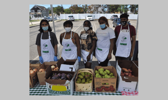 Jóvenes atienden a adultos mayores en mercado de agricultores en Freeport