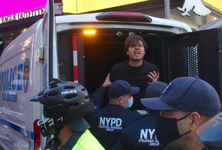 Casi 90 protestantes de “Abolir ICE”  fueron arrestados tras enfrentarse a la policía en Times Square